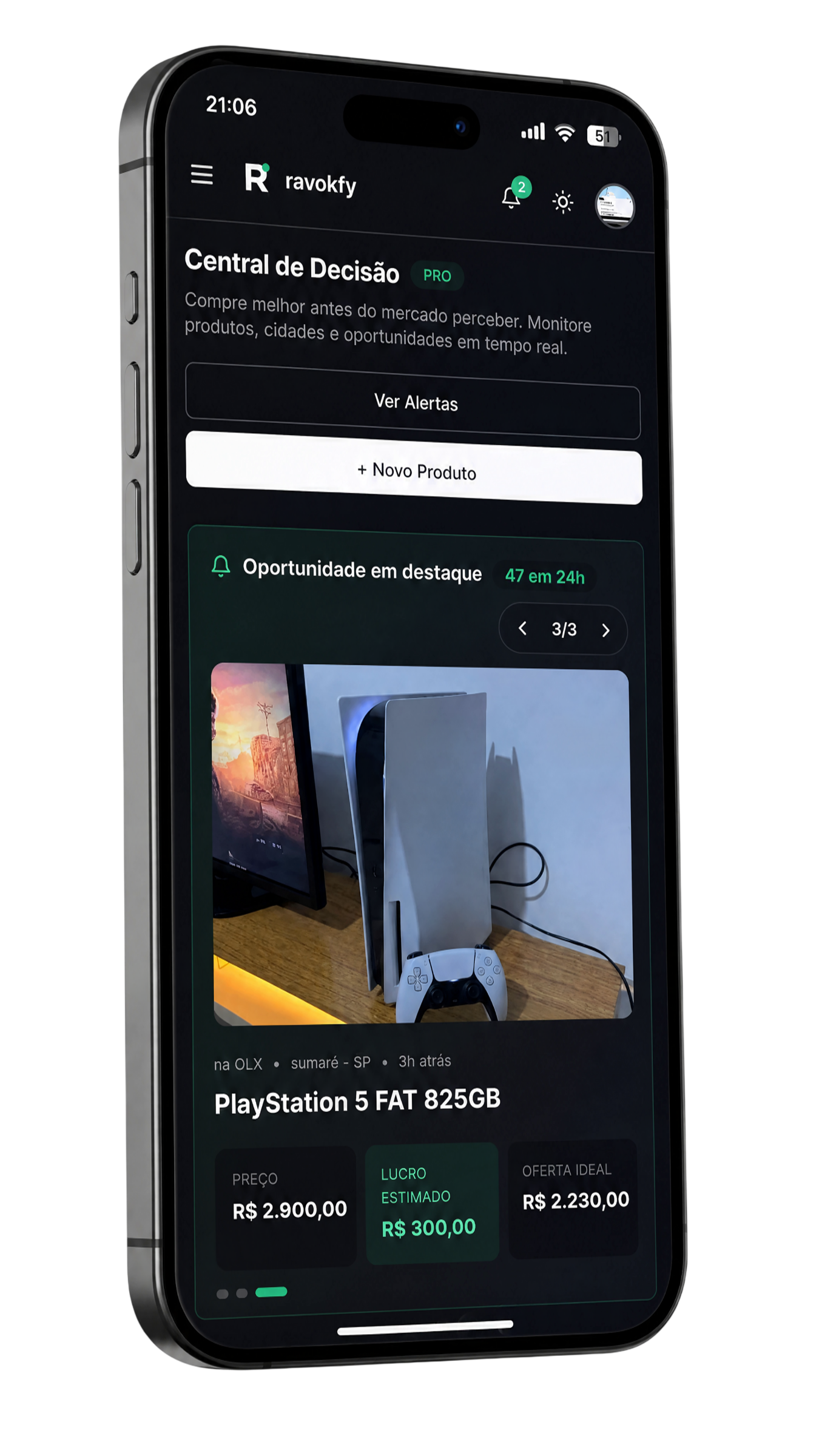 iPhone com o aplicativo Ravokfy aberto na Central de Decisão, mostrando uma oportunidade de PlayStation 5 com preço, lucro estimado e oferta ideal